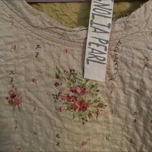 Magnolia pearl tunic with flowers. Very large.